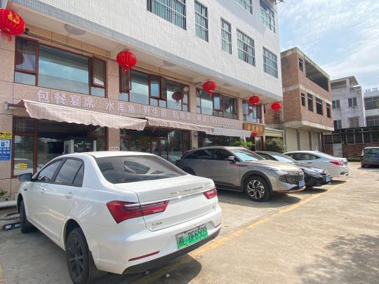 返鄉(xiāng)新能源車主尋覓公用充電樁，鄉(xiāng)村充電補能仍有待解決