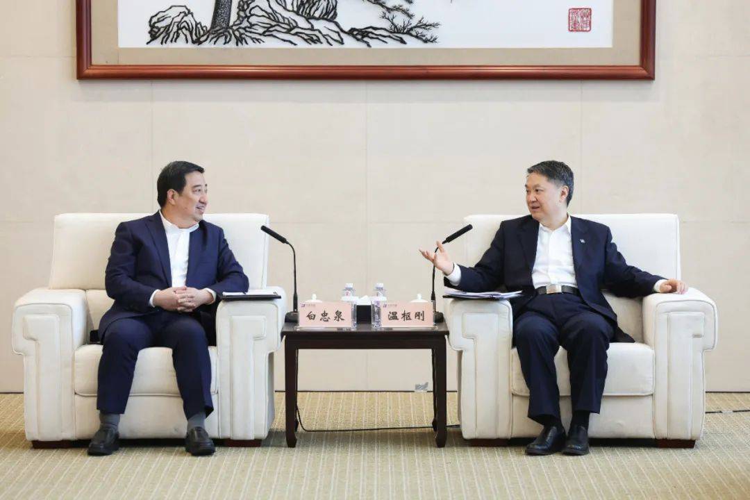 中國電氣裝備董事長白忠泉、總經(jīng)理周群拜訪中國華能董事長溫樞剛
