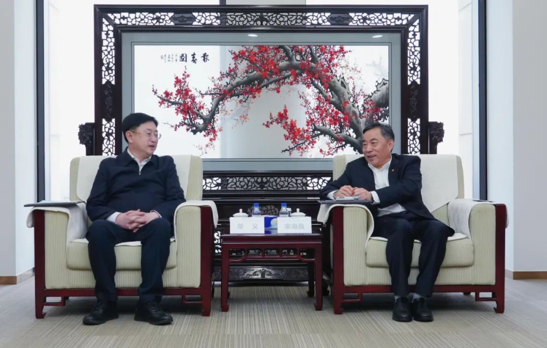 中國(guó)能建黨委書記、董事長(zhǎng)宋海良與遼寧朝陽(yáng)市委書記單義、市長(zhǎng)老顏武會(huì)談