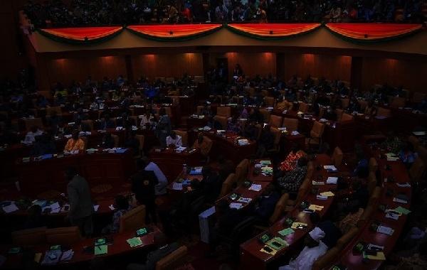 英媒：加納議會(huì)欠電費(fèi)，電力公司拉閘打斷國(guó)情咨文