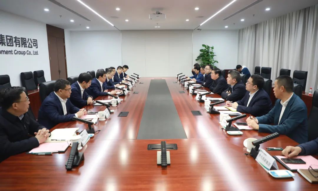 中國電氣裝備黨委書記、董事長白忠泉會見上海市靜安區(qū)委書記于勇