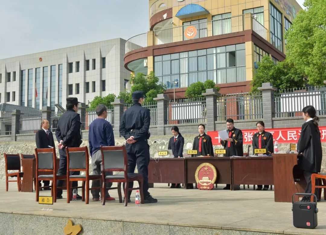 湖北十堰：架電網(wǎng)觸“法網(wǎng)”，變庭審為“課堂”