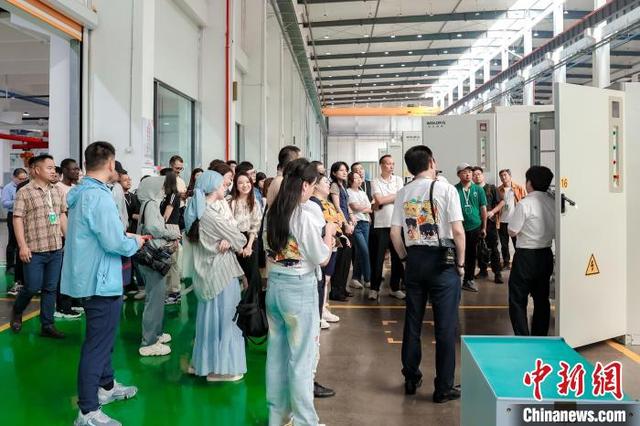 海外華文媒體探訪中國新能源產(chǎn)業(yè):期待用上儲能產(chǎn)品