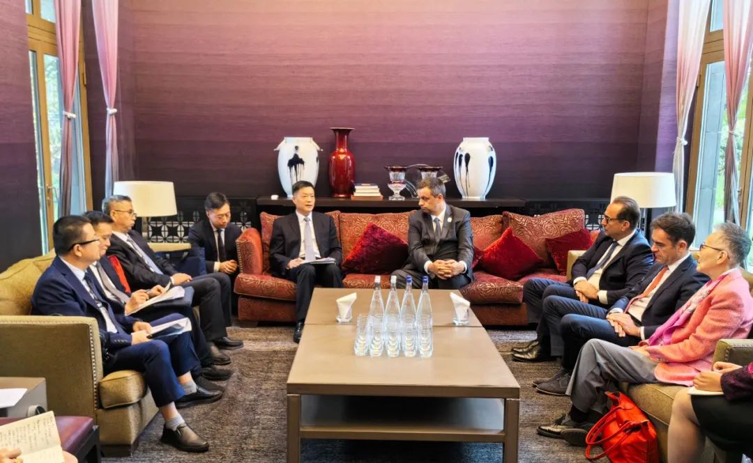 東方電氣集團黨組書記、董事長俞培根與法國電力集團董事長兼首席執(zhí)行官呂克·雷蒙會談