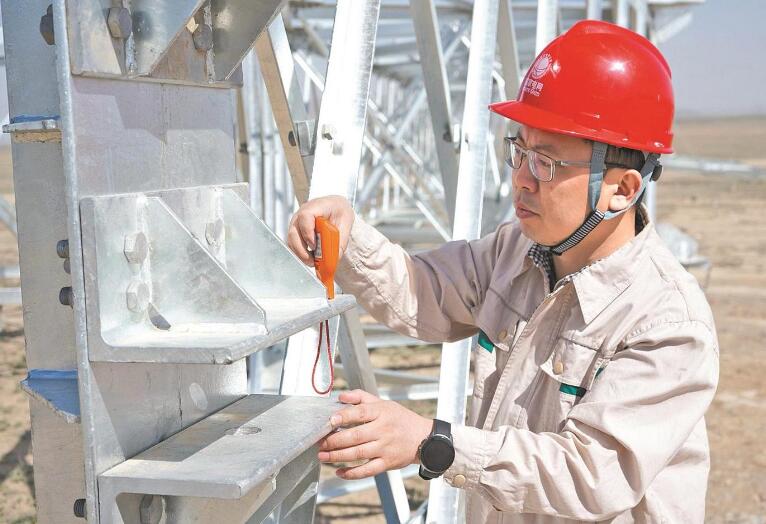 李?。涸痪€建電網 當好工程“大管家”