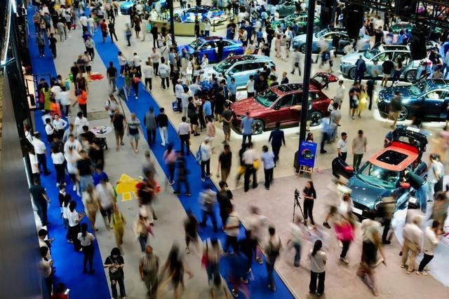 新能源車，熱!燃油車，冷!