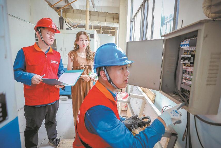 國網祁門縣供電公司義務搶修為企業(yè)恢復供電