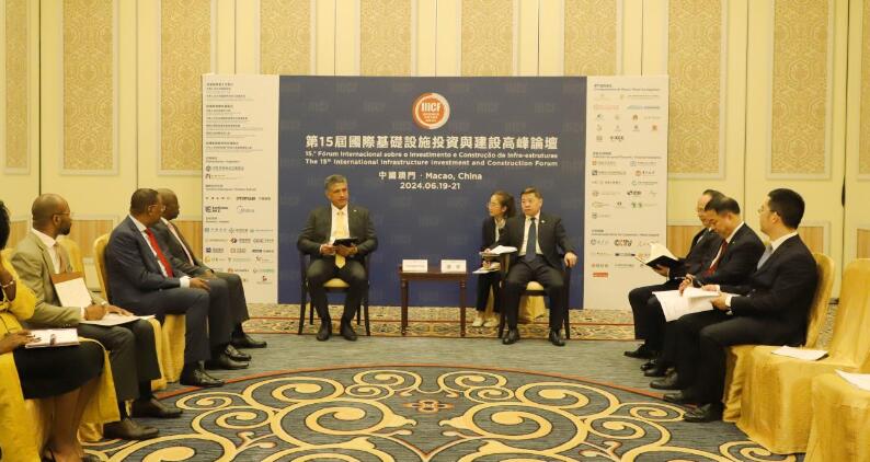 葛洲壩集團(tuán)黨委書記、董事長譚華與安哥拉能源水利部部長若昂·博爾熱斯座談