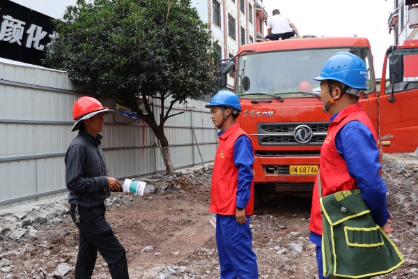 國網(wǎng)會理市供電公司:助力政府街道改造 強化用電安全保障
