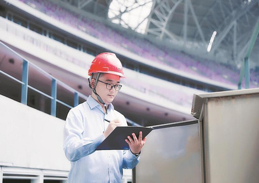 重大活動(dòng)現(xiàn)場保電“排頭兵”——記全國五一勞動(dòng)獎(jiǎng)?wù)芦@得者來涵彬