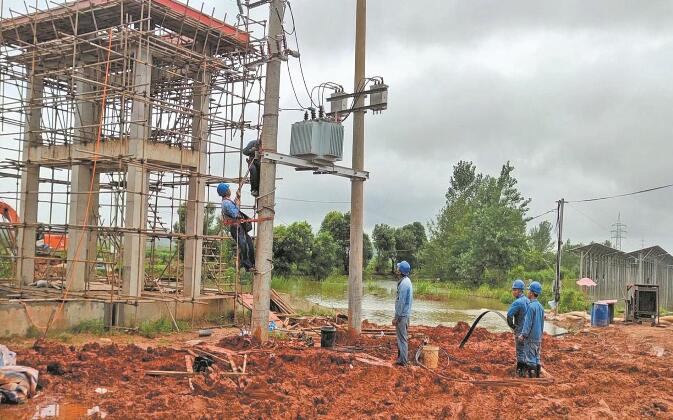 安徽宿松縣供電公司架設(shè)變壓器搶排農(nóng)田積水