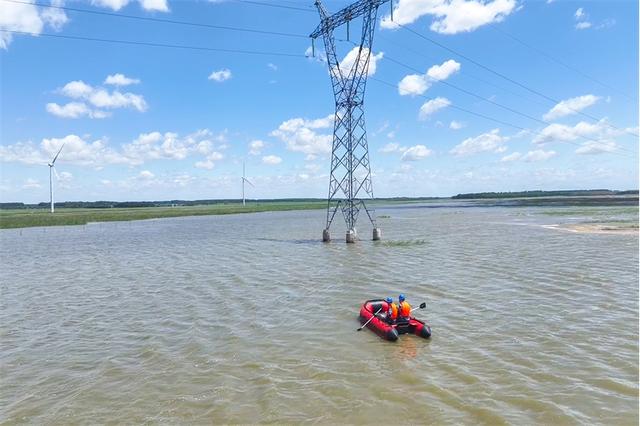 國家電網(wǎng):黨旗在防汛救災(zāi)保電一線高高飄揚(yáng)