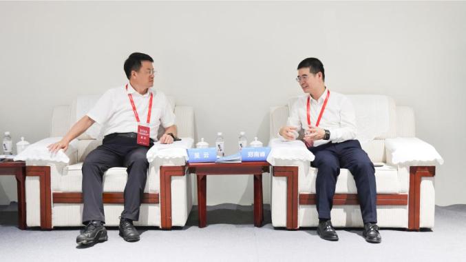 吳云與中國科學院院士、中國氫能聯(lián)盟戰(zhàn)略指導委員會委員、廈門大學教授鄭南峰座談