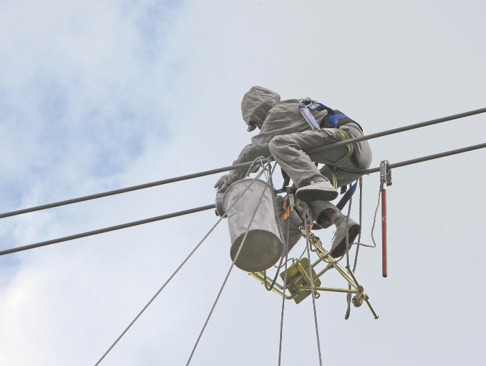 國(guó)網(wǎng)青海超高壓公司帶電安裝智能裝置，遠(yuǎn)程診斷線路故障