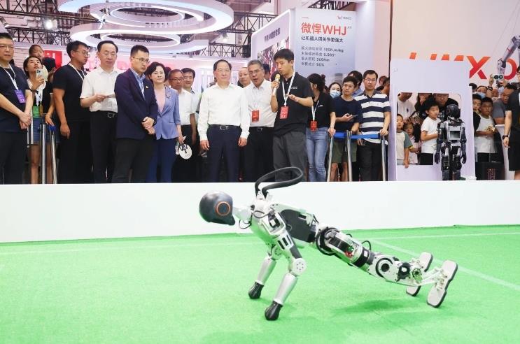 工信部黨組書記、部長金壯龍參觀調(diào)研2024世界機器人大會