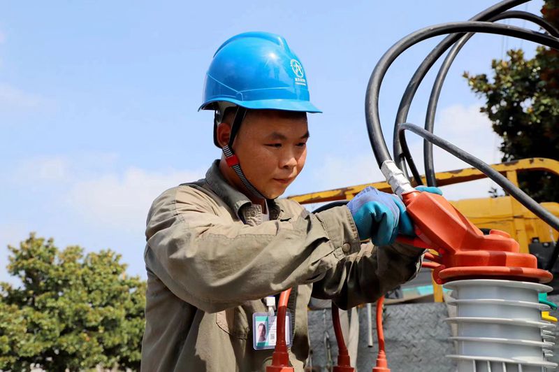 國網(wǎng)江蘇電力睢寧縣供電公司:更換智能開關(guān)保秋收可靠供電