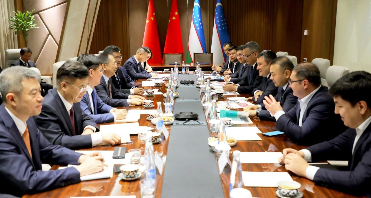 大唐集團(tuán)有限公司黨組書記、董事長鄒磊與烏茲別克斯坦總理阿里波夫會(huì)談