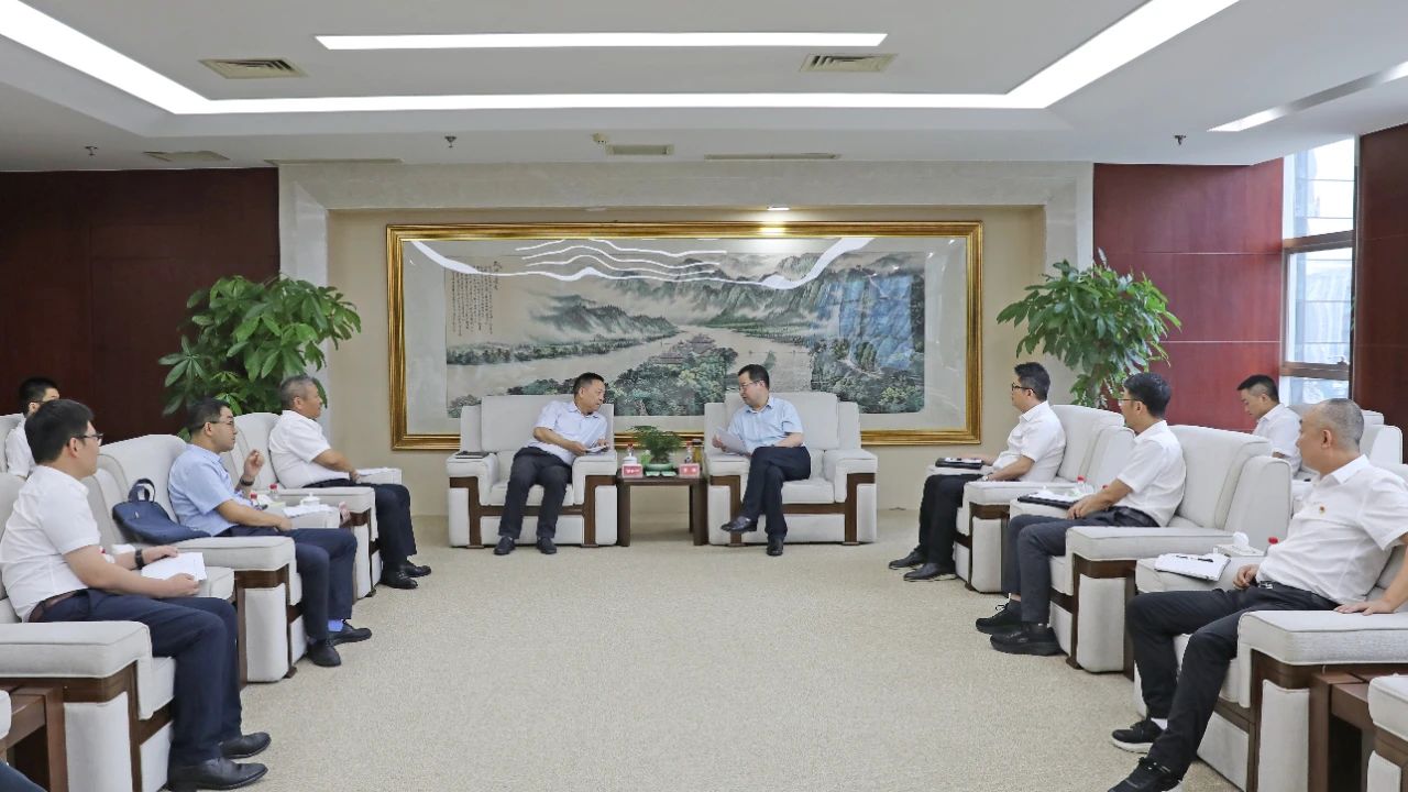 大唐四川公司黨委書記、董事長梁華與水電十局黨委書記、董事長范開平會談