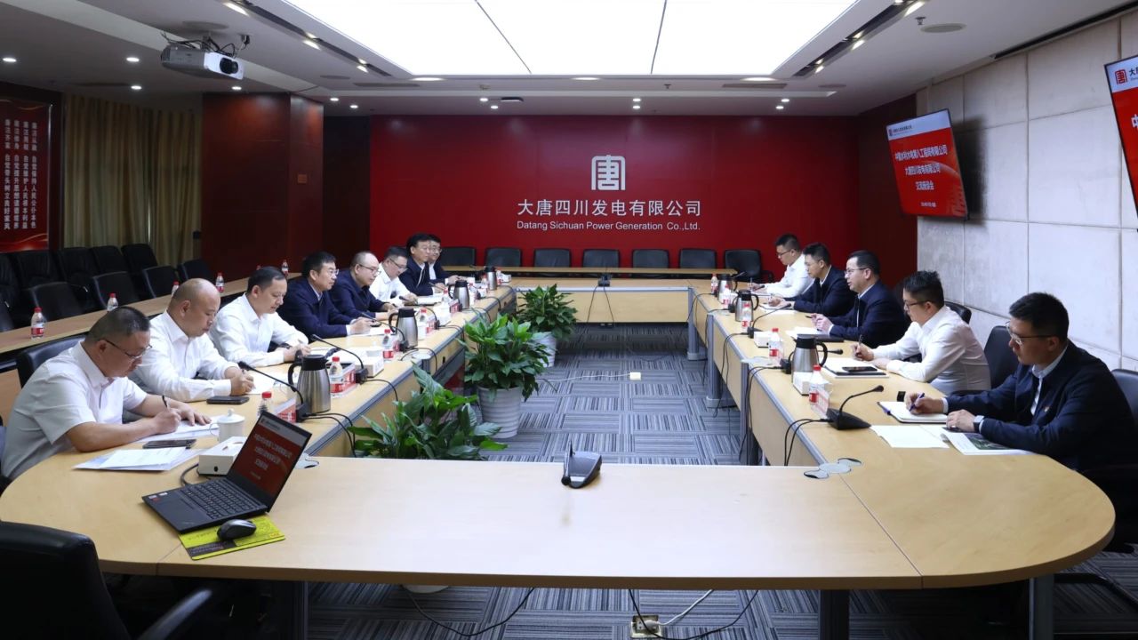 梁華與水電八局黨委書記、董事長姜清華會談