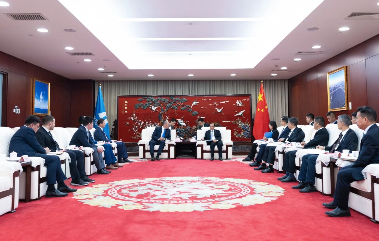 華電集團董事長、黨組書記江毅與哈薩克斯坦工業(yè)和建設部部長哈納特·沙爾拉帕耶夫會談