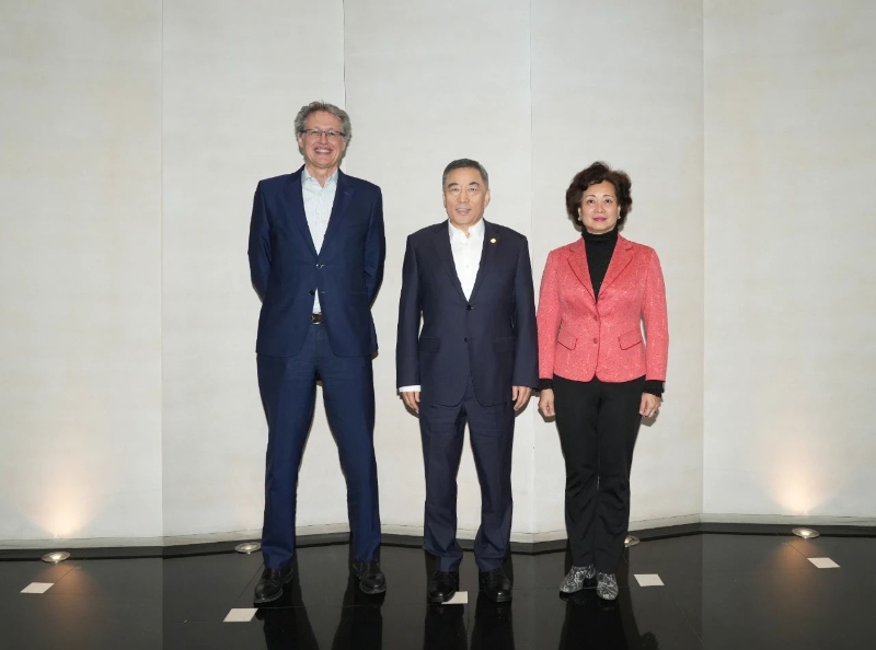 中國能建黨委書記、董事長宋海良與西班牙中國會創(chuàng)始會長陳弘夫婦會談