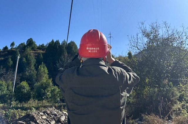 國網(wǎng)欒川縣供電公司兩地聯(lián)合特巡特護，備戰(zhàn)冬季用電高峰