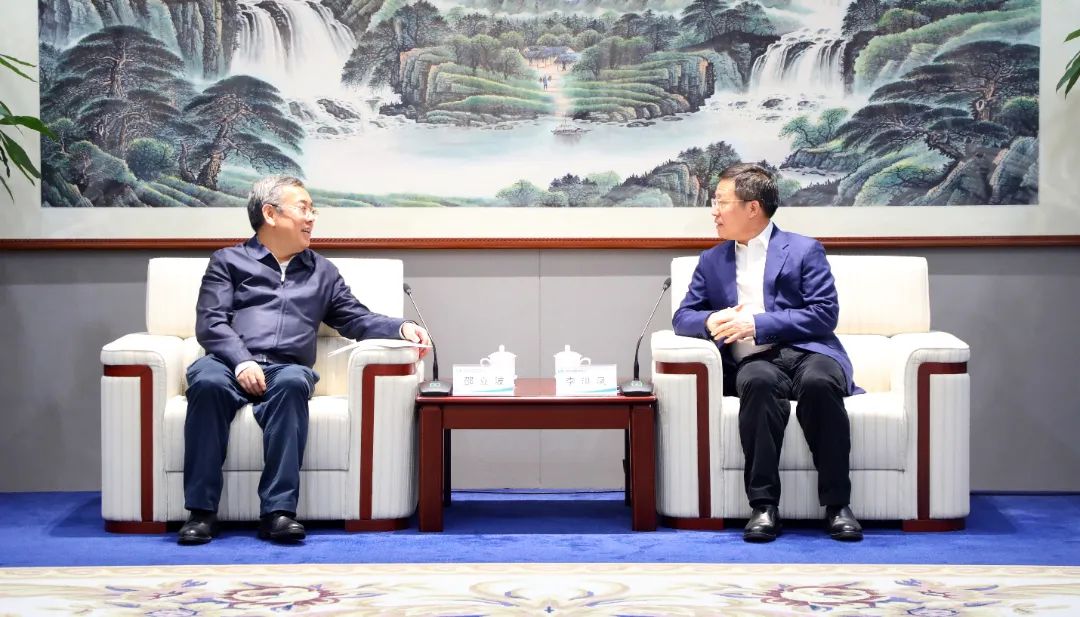 中國(guó)電氣裝備黨委書記、董事長(zhǎng)李洪鳳會(huì)見國(guó)家開發(fā)銀行戰(zhàn)略客戶部總經(jīng)理邵立波