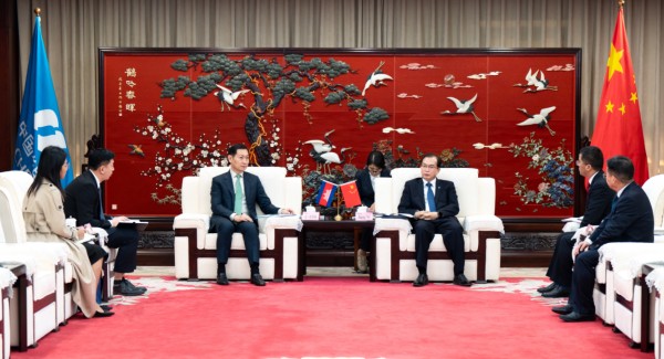 華電集團董事長、黨組書記江毅與柬埔寨礦能部部長高·洛塔納會談