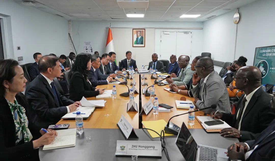 中國(guó)能建黨委書(shū)記、董事長(zhǎng)宋海良與科特迪瓦交通部副部長(zhǎng)科內(nèi)·迪奧曼會(huì)談
