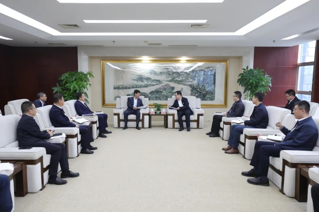 大唐四川公司黨委書記、董事長(zhǎng)梁華與中能建西南區(qū)域總部黨委書記、總經(jīng)理，中能建西南投資公司黨委書記、董事長(zhǎng)鄒小川會(huì)談