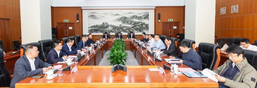 中核集團會見特變電工黨委委員、總裁黃漢杰一行