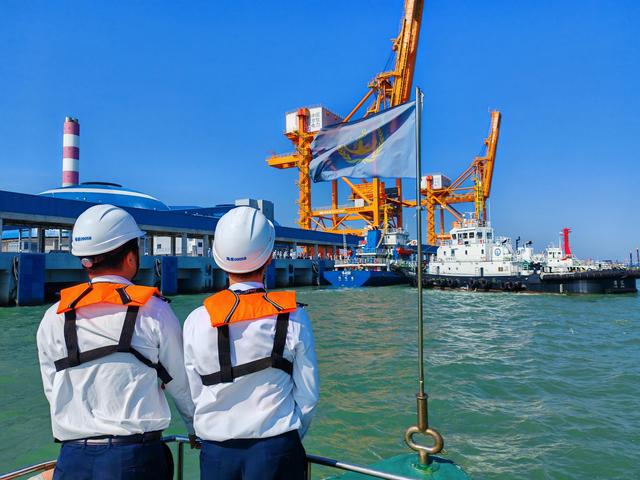 5000噸級(jí)電煤船首靠湛江，海事部門(mén)保障護(hù)航