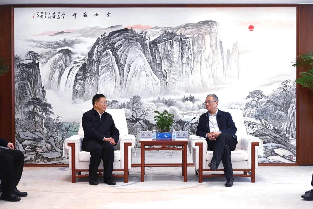 中國(guó)電建黨委副書記、總經(jīng)理王斌與內(nèi)蒙古自治區(qū)黨委常委、呼和浩特市委書記包鋼會(huì)談