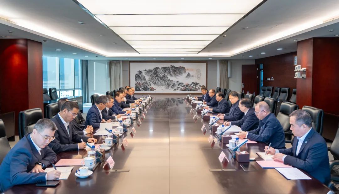 華電集團黨組書記、董事長江毅會見中國中車黨委書記、董事長孫永才