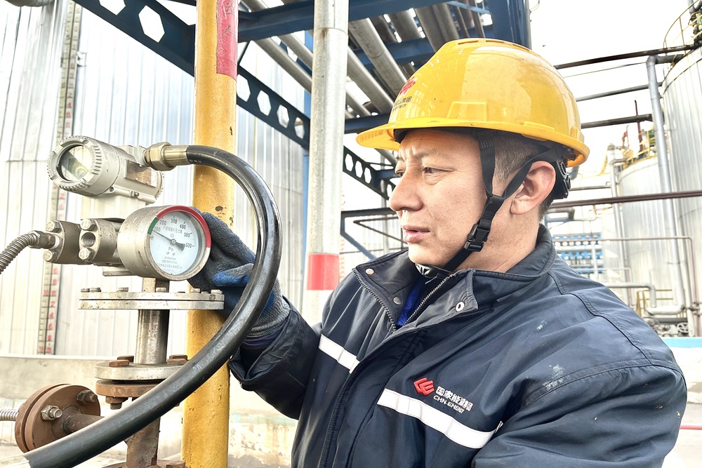 風雪中的忙碌身影