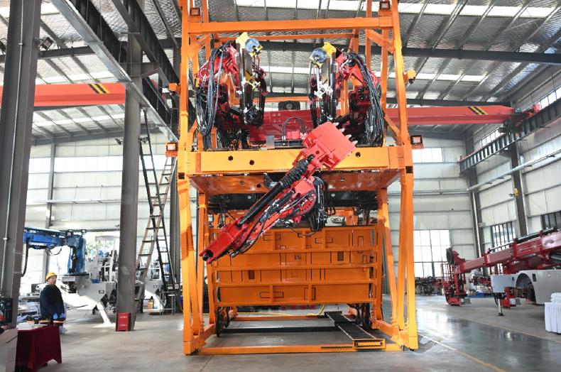 國內(nèi)首臺(tái)套“大縱坡斜井智能掘進(jìn)臺(tái)車”成功下線