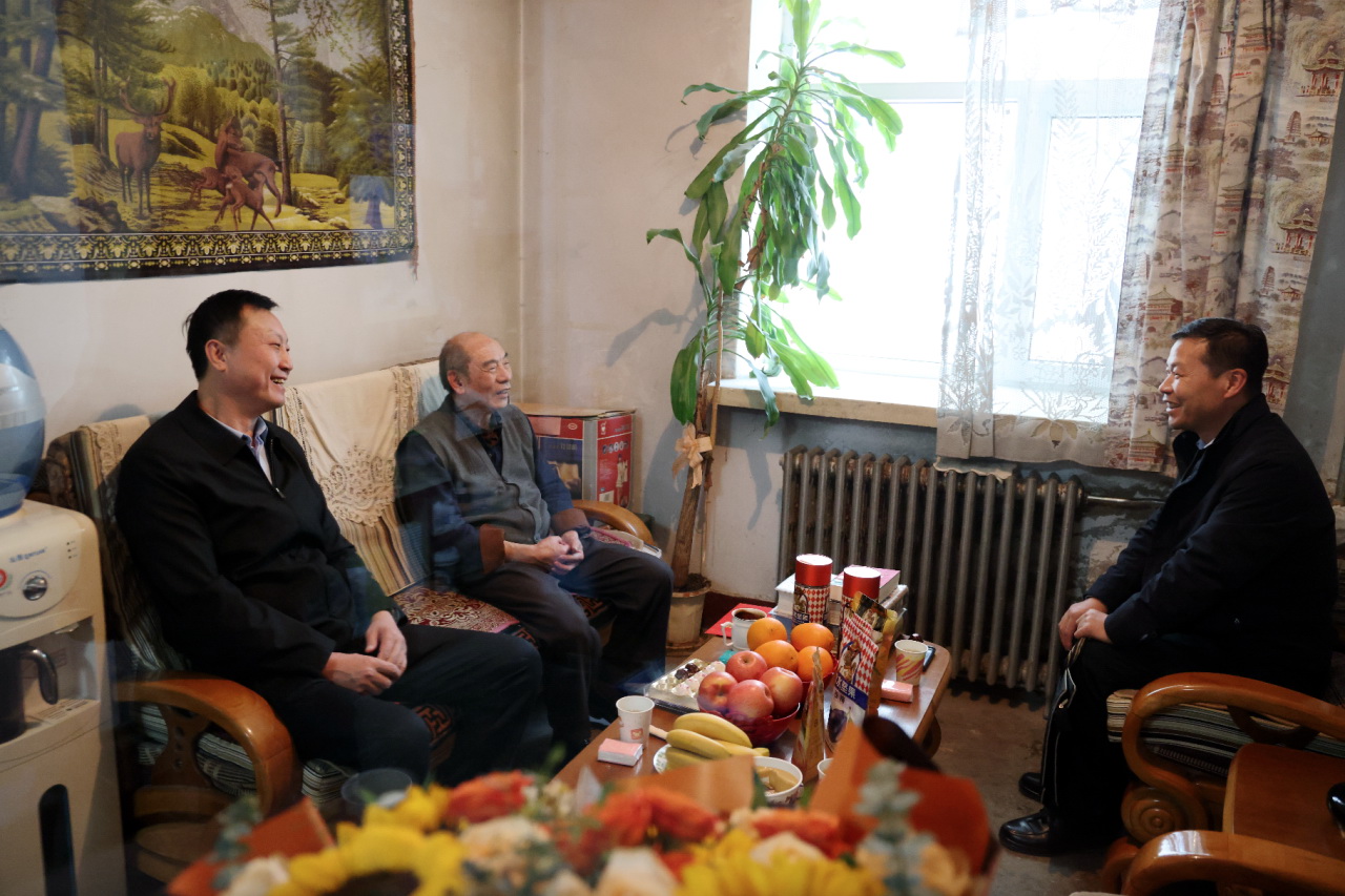 黃河公司黨委副書記于淼走訪慰問老黨員、退休干部周新光