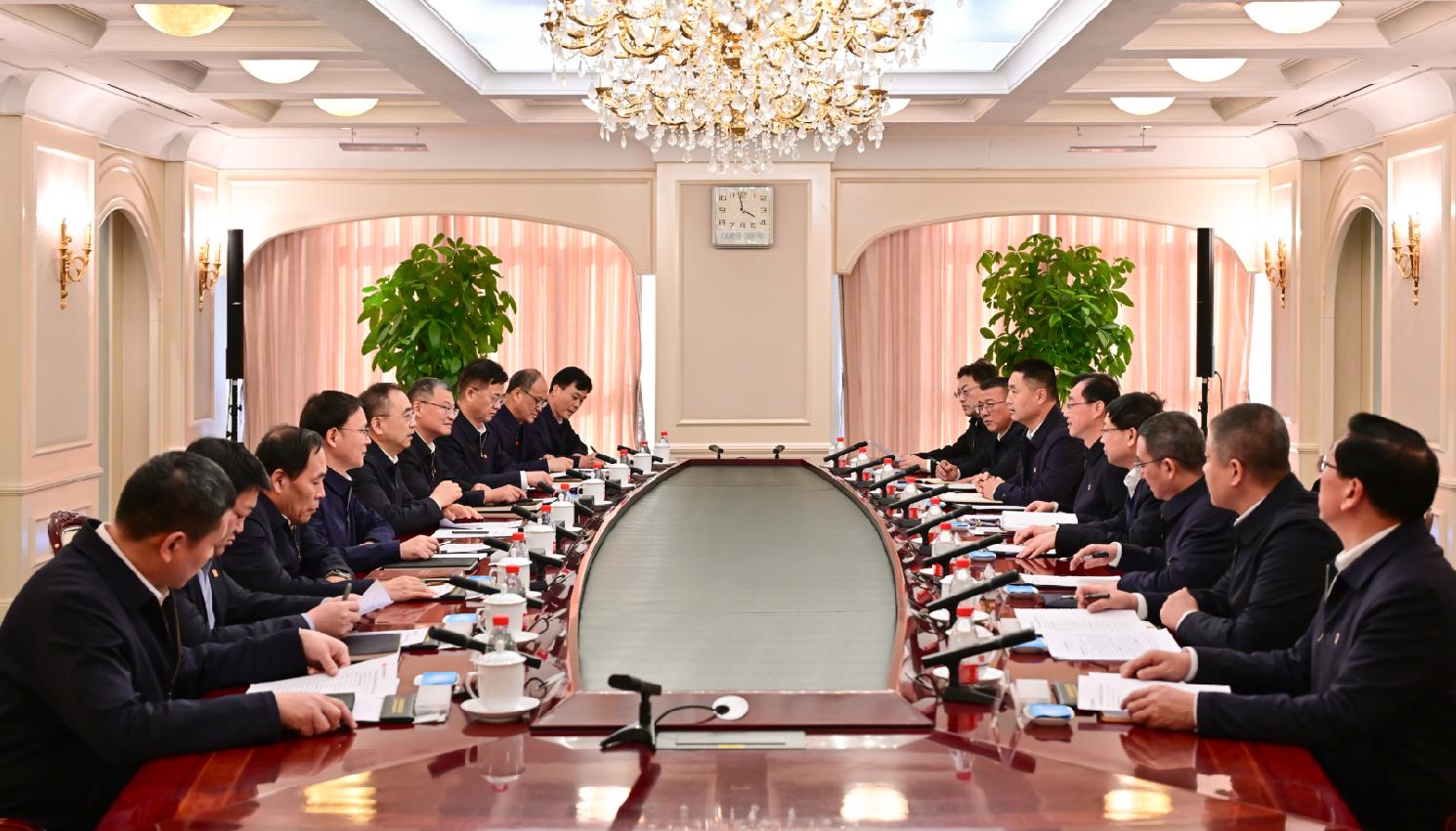 大唐集團(tuán)董事長(zhǎng)鄒磊、總經(jīng)理張傳江與中國(guó)安能董事長(zhǎng)陳奕輝、總經(jīng)理周慶豐會(huì)談