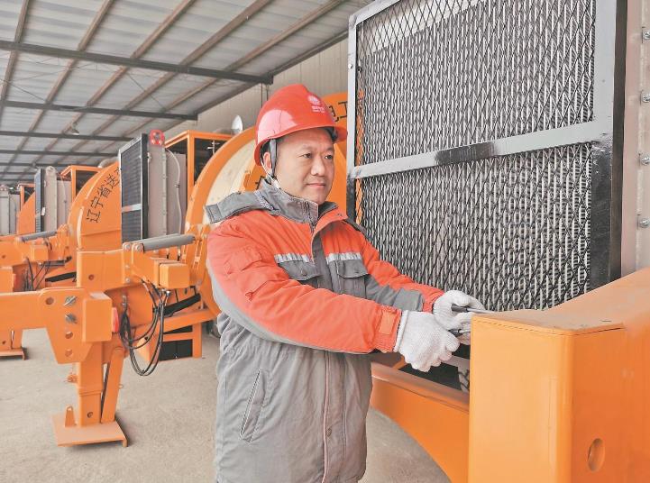 【國網(wǎng)特等勞?！筷愓穑簞?chuàng)新攻堅(jiān)步履不停 破解電網(wǎng)施工難題