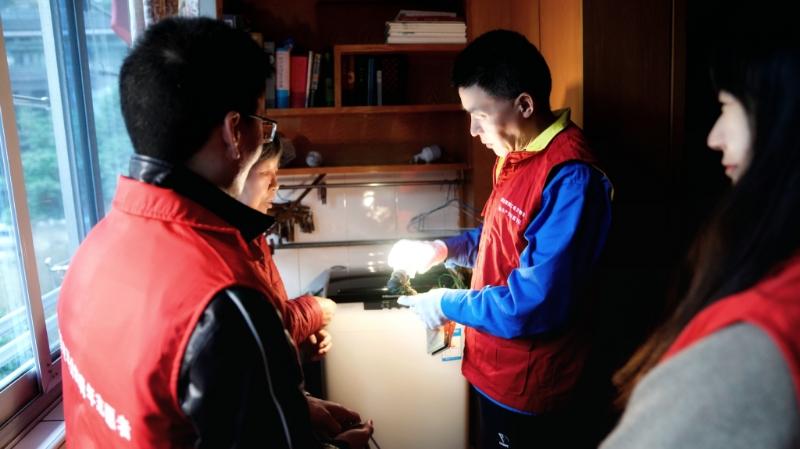 國網浙江物資公司電力青年主動上門服務，“電暖”千萬家