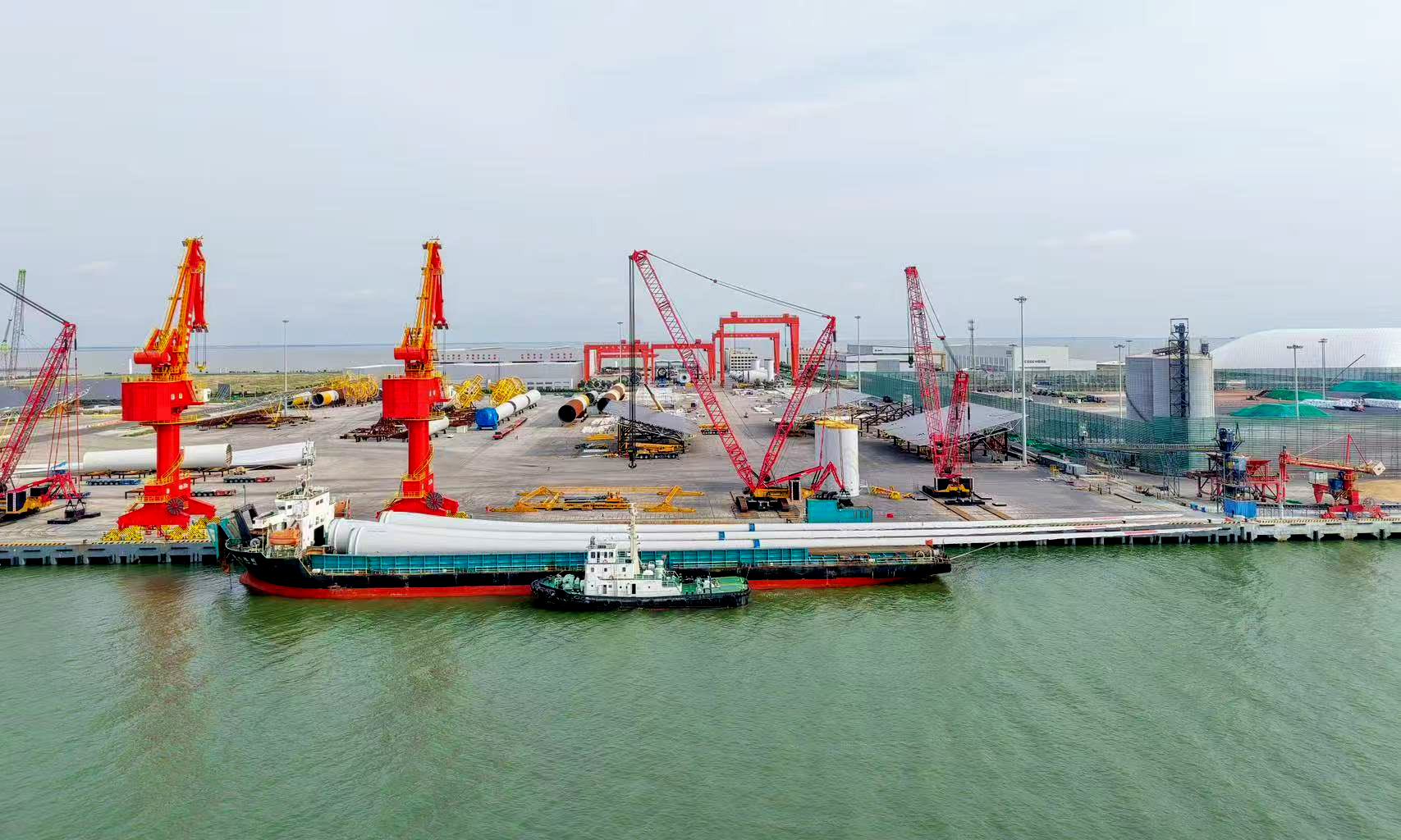 全球最長(zhǎng)葉片、全球最重機(jī)艙順利運(yùn)抵港口