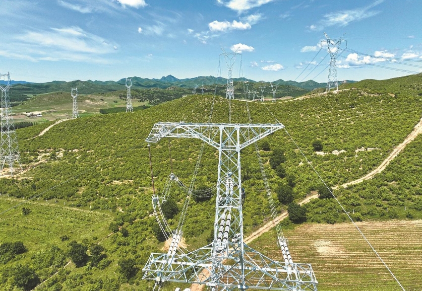 國網(wǎng)蒙東電力“無人機+小飛人升降機裝置”加快輸電通道建設(shè)