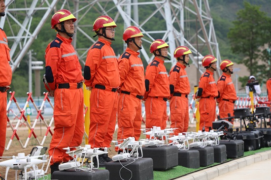 國網(wǎng)天水供電公司無人機班組里的 “老兵飛手” 用堅守續(xù)寫軍人本色