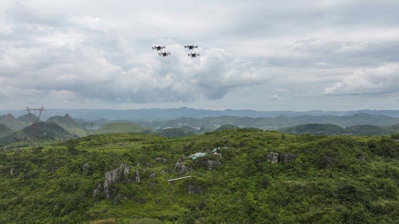 重載無人機四機聯(lián)吊首次運用于貴州省220千伏輸電線路施工現(xiàn)場