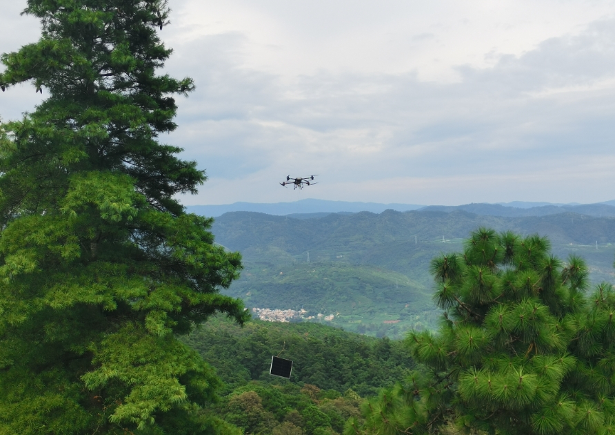 無人機(jī)“飛”越陡坡，山地光伏施工提速