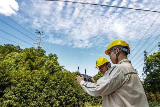 重慶巴南無人機(jī)特巡 護(hù)航高溫下電網(wǎng)安全